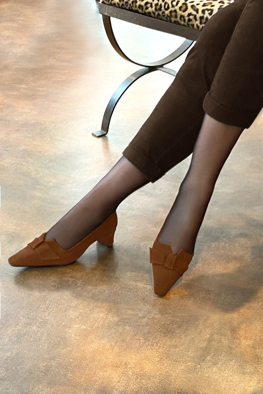 Caramel brown women's dress pumps, with a knot on the front. Tapered toe. Low kitten heels. Worn view - Florence KOOIJMAN